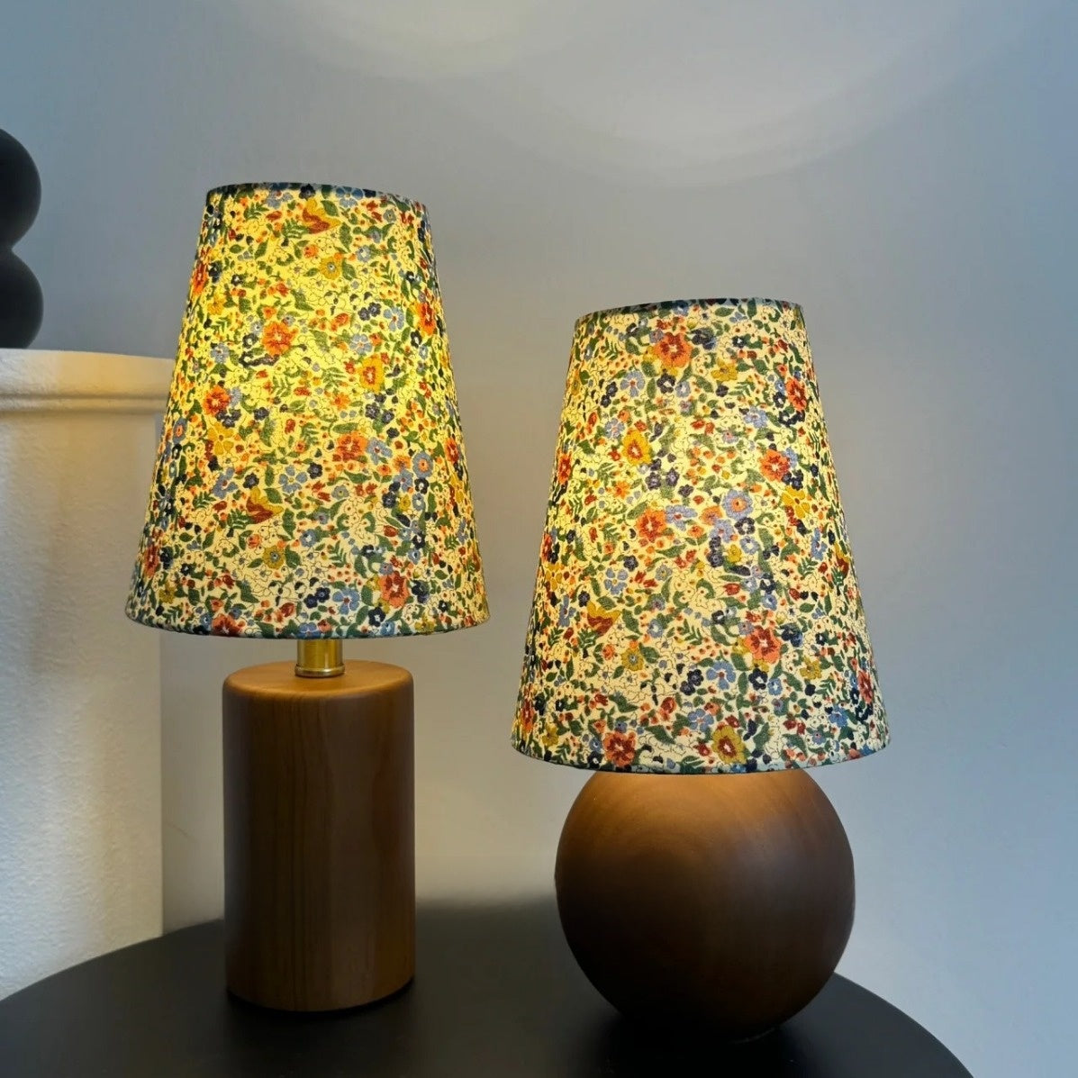 Floral-patterned table lamp