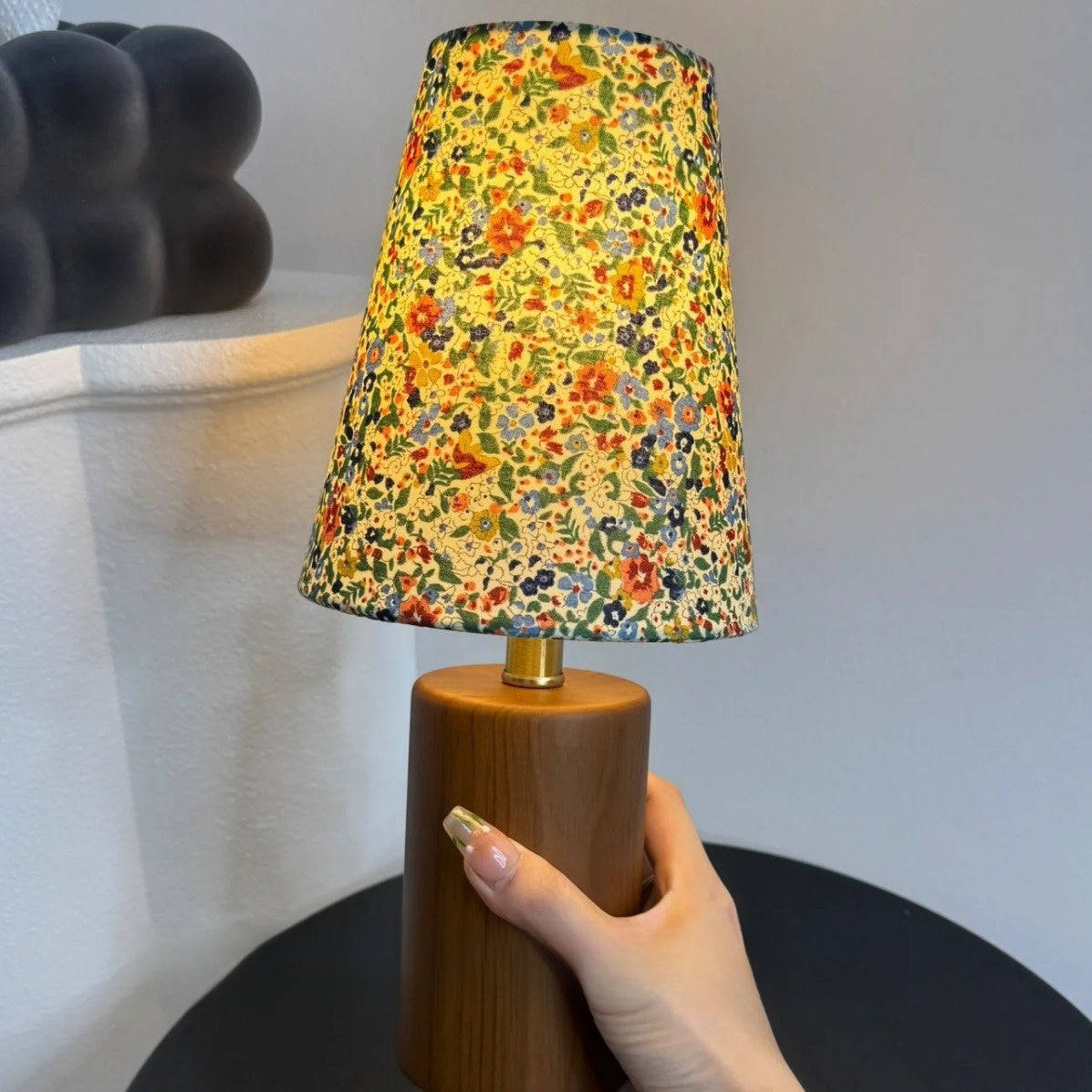 Floral-patterned table lamp