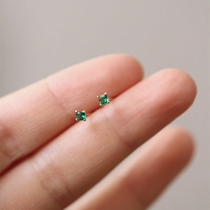 Four-claw emerald earrings