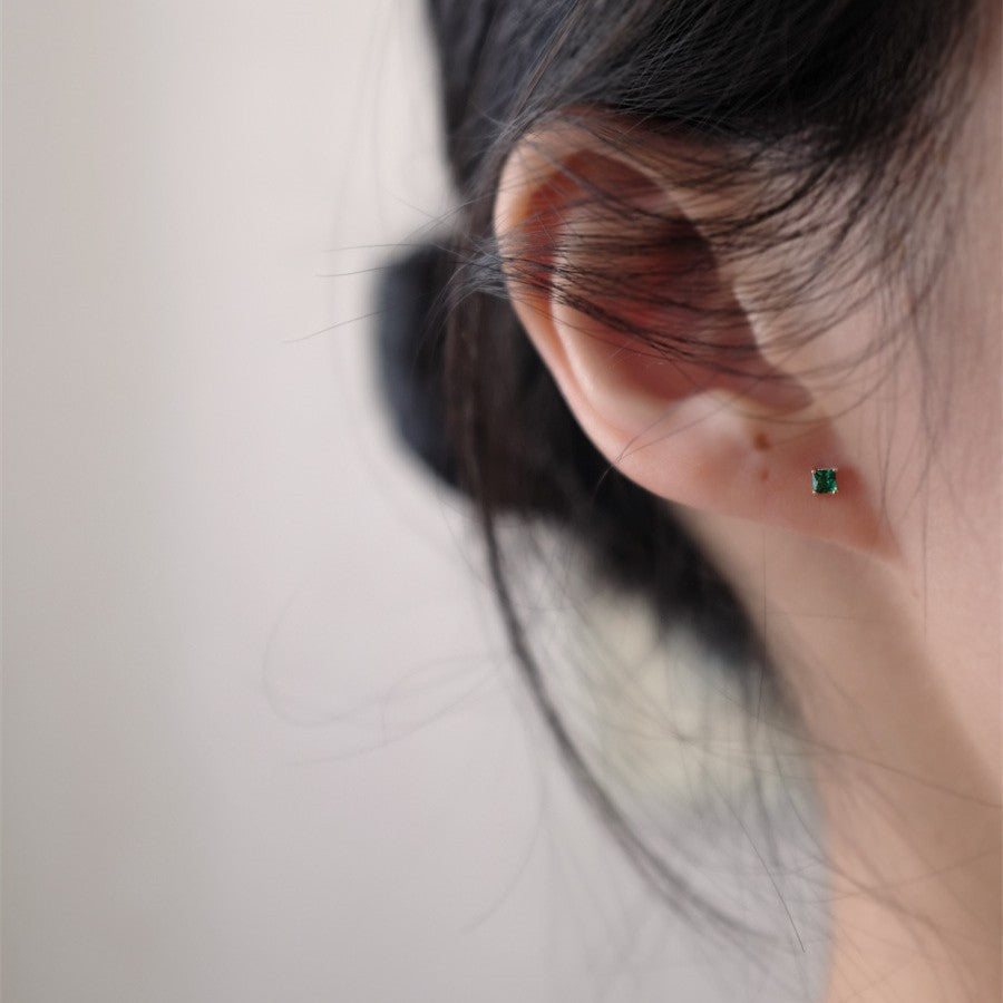 Four-claw emerald earrings