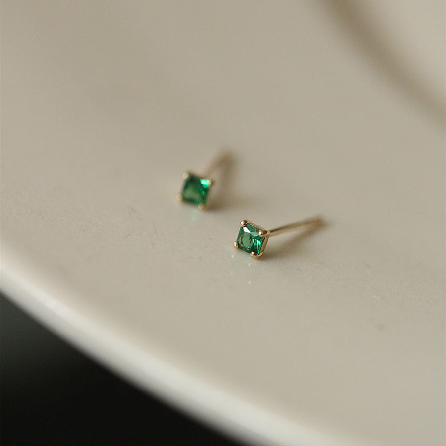 Four-claw emerald earrings