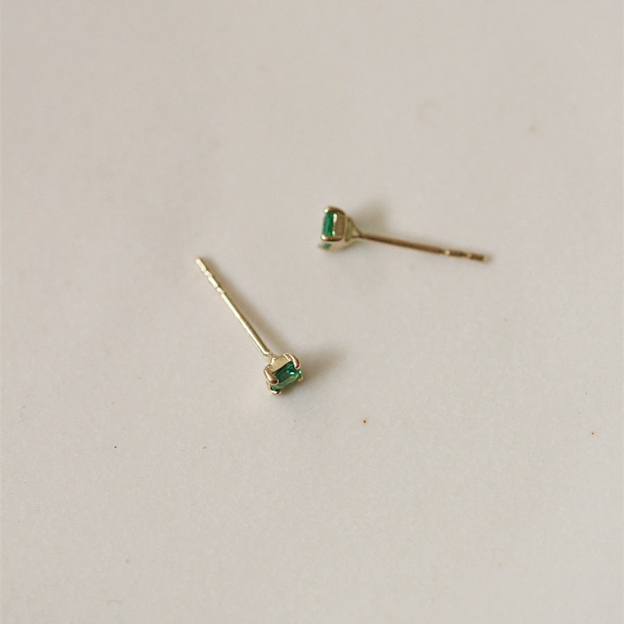 Four-claw emerald earrings