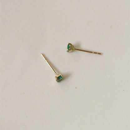 Four-claw emerald earrings