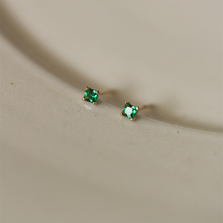 Four-claw emerald earrings