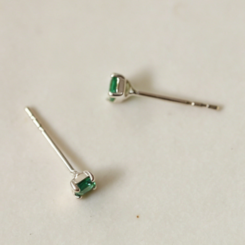 Four-claw emerald earrings