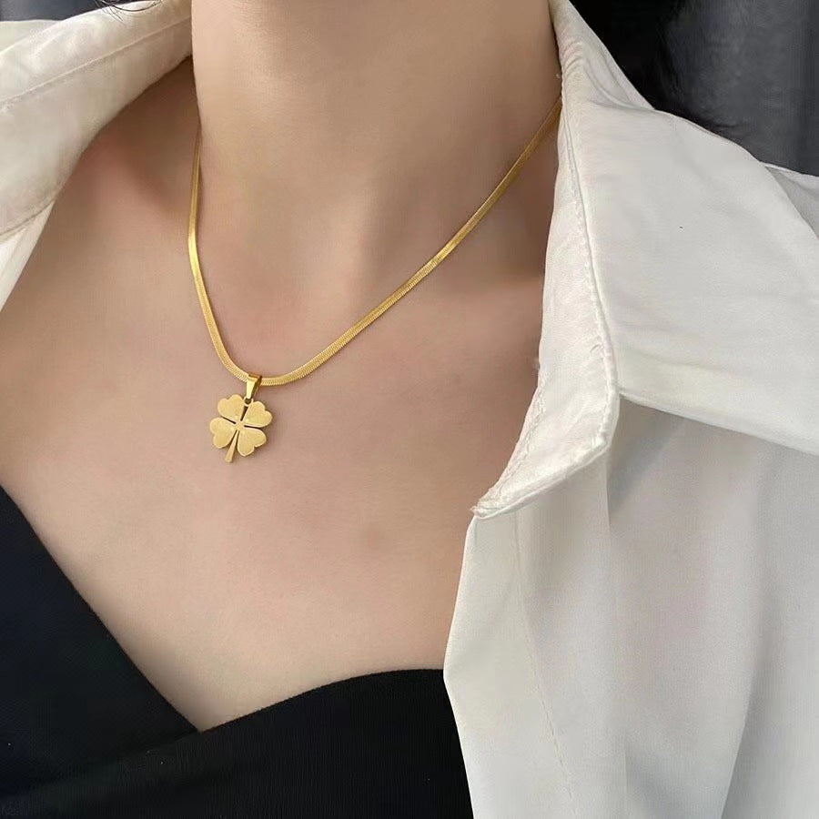 Four-leaf clover choker