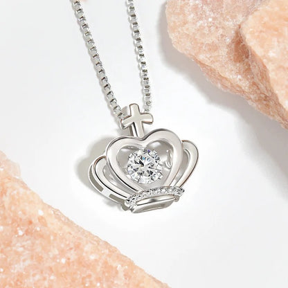 Four-leaf clover necklace with fashionable zircon heart pendant