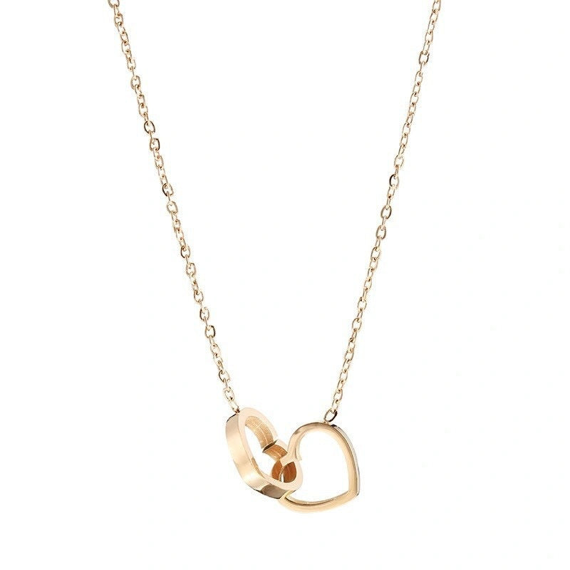 Four-leaf clover necklace with fashionable zircon heart pendant