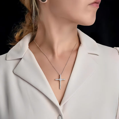 Four-leaf clover necklace with fashionable zircon heart pendant