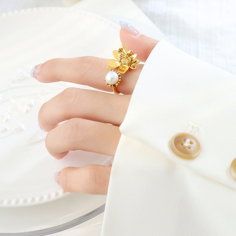 French Retro Ring with Floral Design