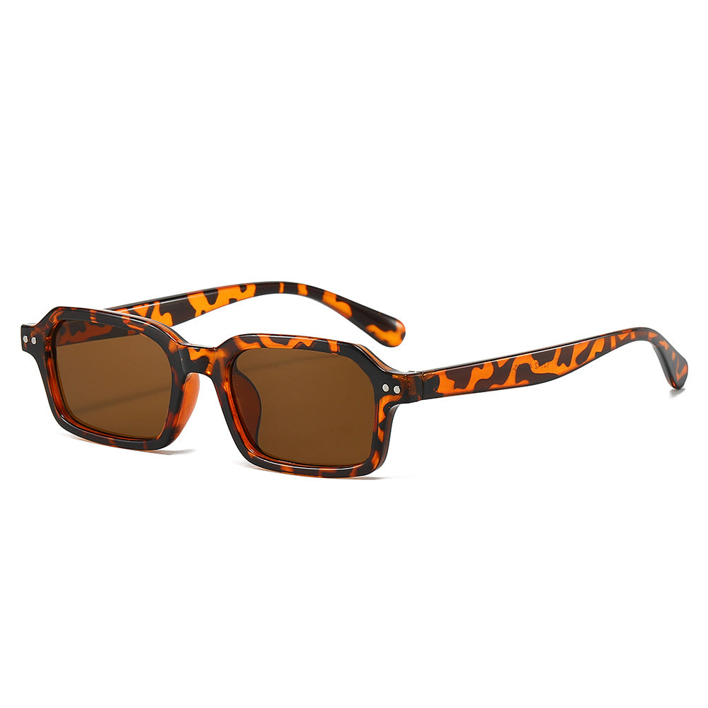 Full-frame sunglasses for street fashion photography