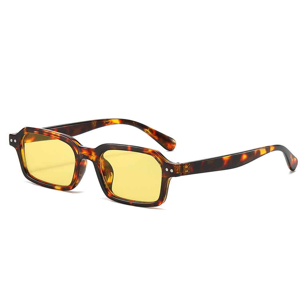 Full-frame sunglasses for street fashion photography