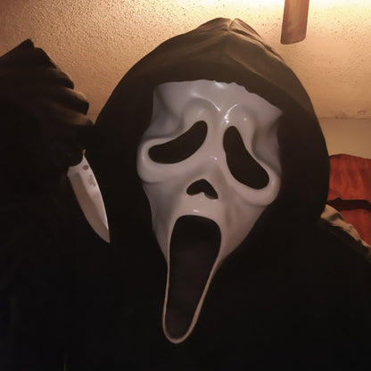 Funny, screaming, ghostface mask
