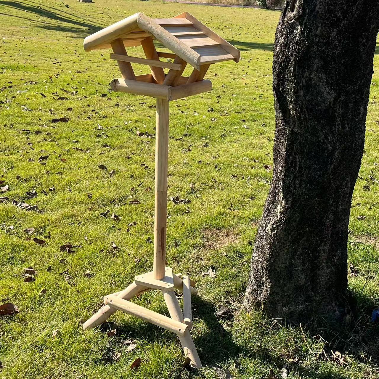 Garden floor-standing bird feeder