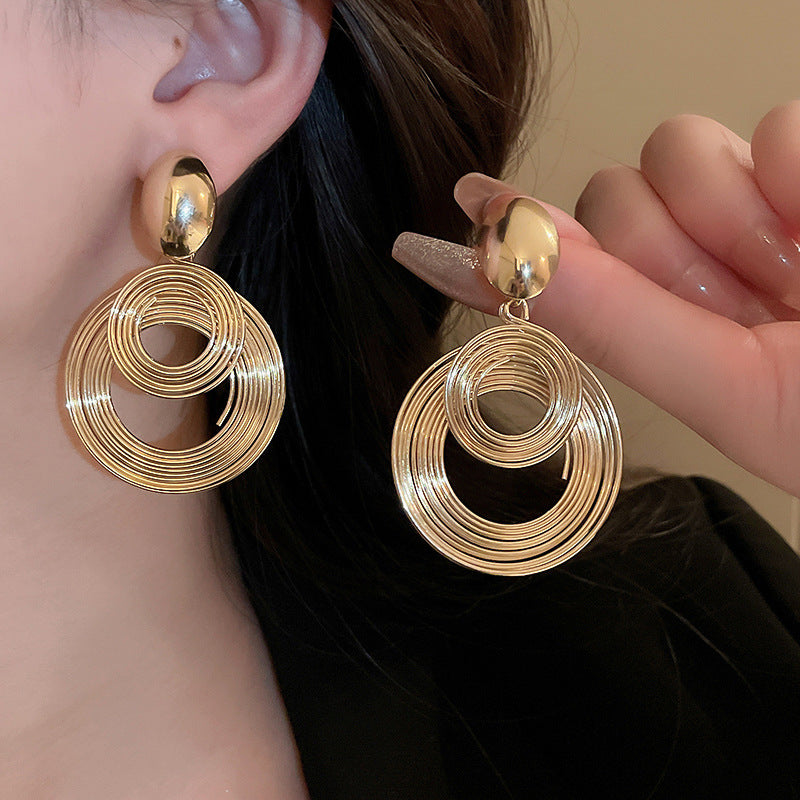 Geometric earrings with a high-end and elegant personality