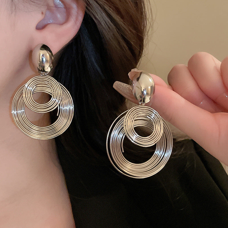 Geometric earrings with a high-end and elegant personality