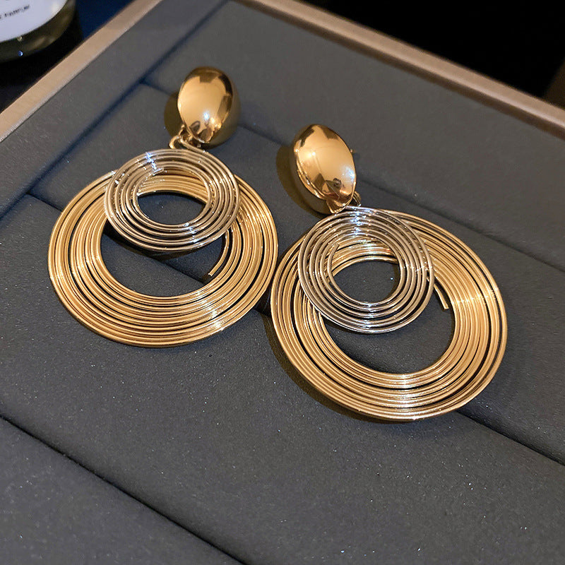 Geometric earrings with a high-end and elegant personality