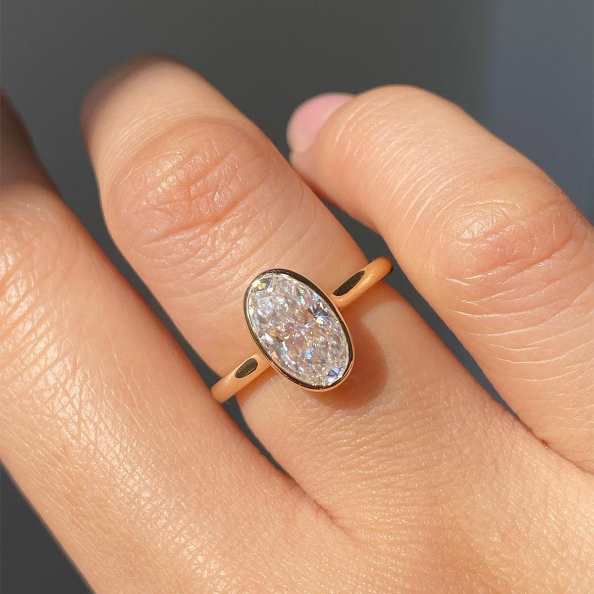 Geometric Inlaid Oval Zircon Ring