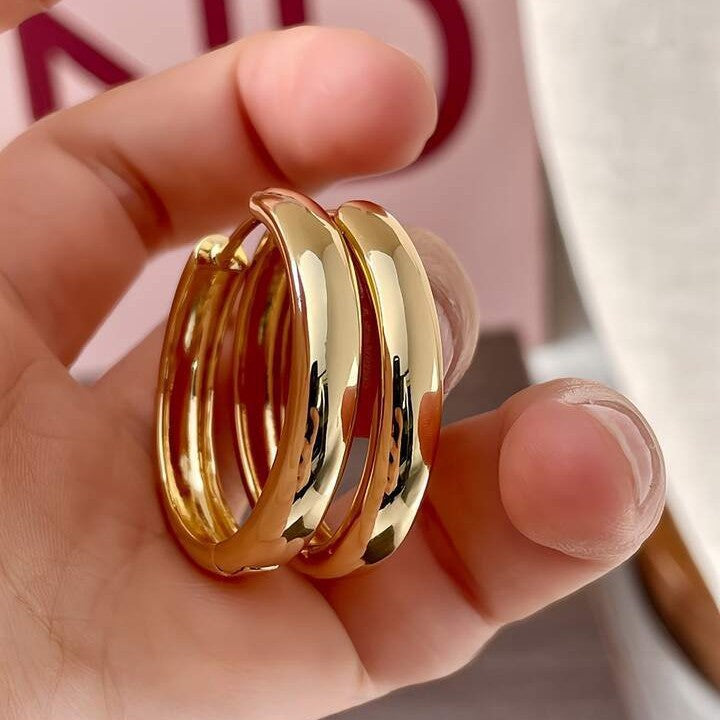 Golden round earbuckle