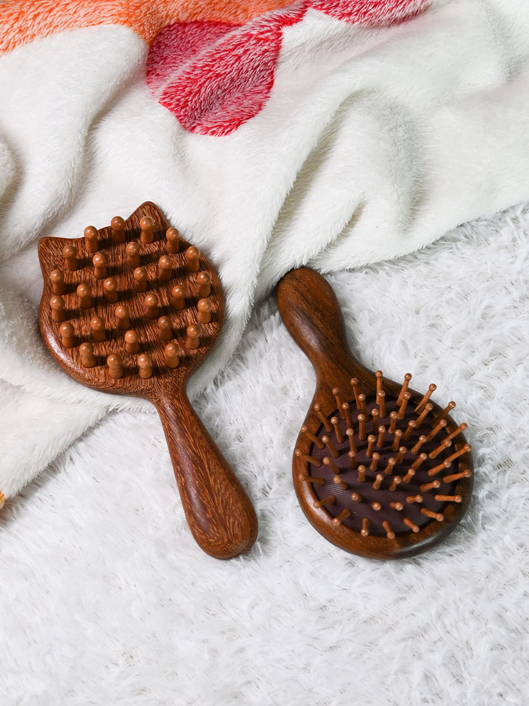 Golden Silk Rosewood Cute Cat-Face Round Comb Made of Solid Wood