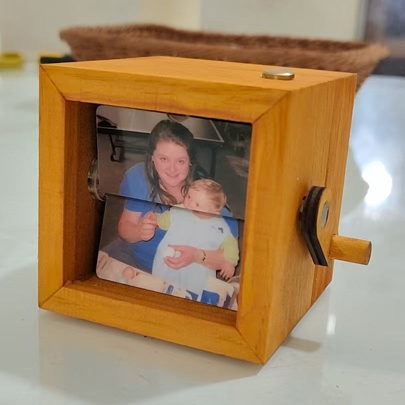 Hand-cranked page-turning photo machine
