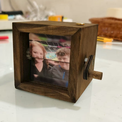 Hand-cranked page-turning photo machine