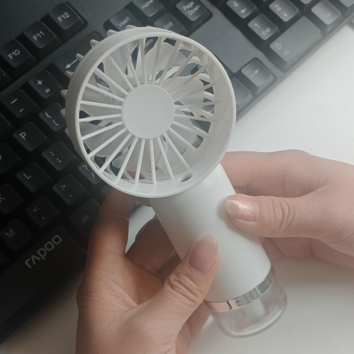 Handheld mini fan