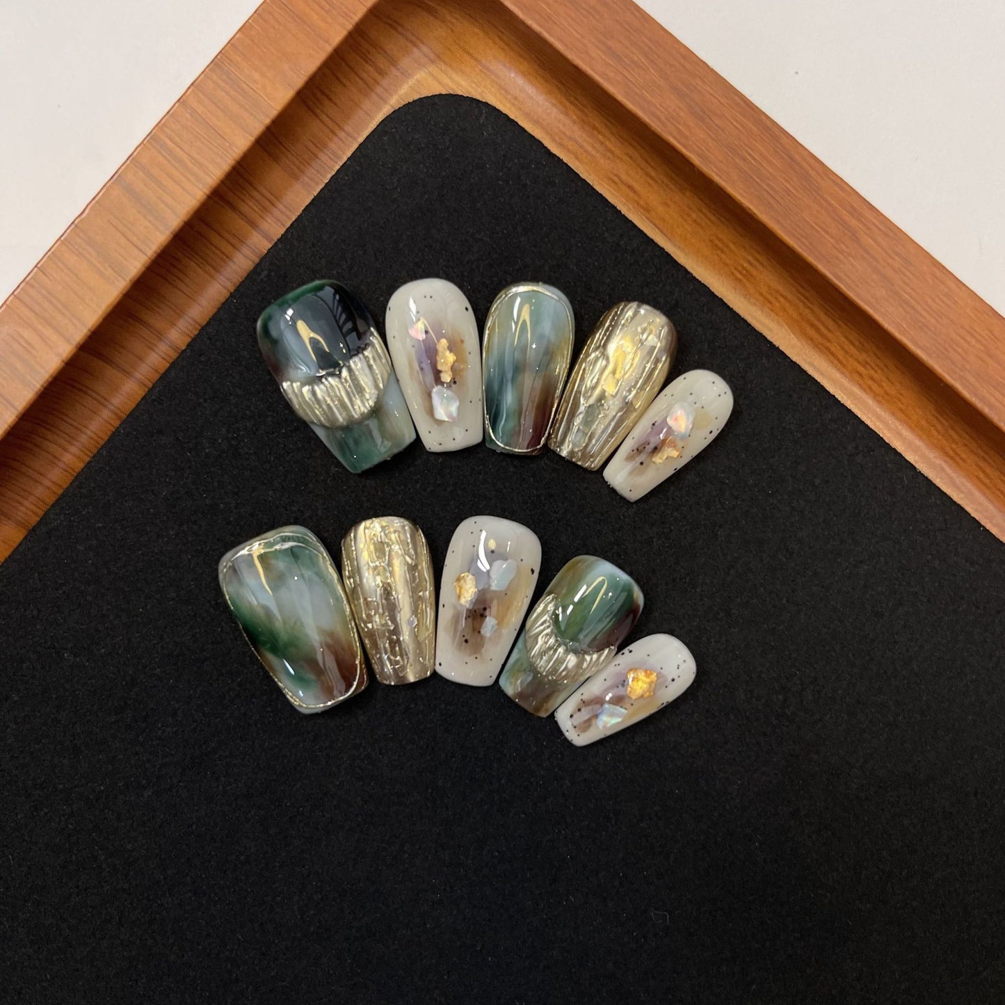 Handmade Stone Pattern Halo-Dyed Emerald Artificial Nails