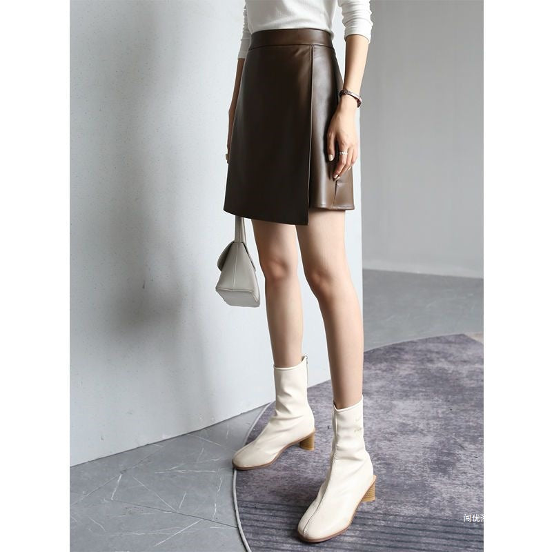 High-waisted leather lettered short skirt