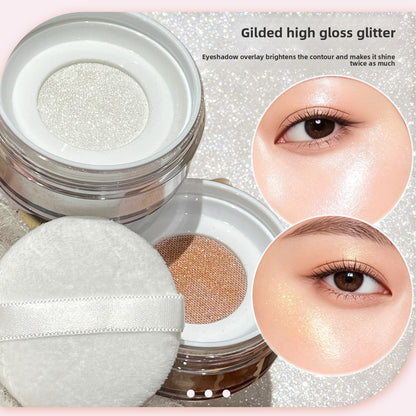 Highlighter powder with fine shimmer for a radiant, dewy complexion