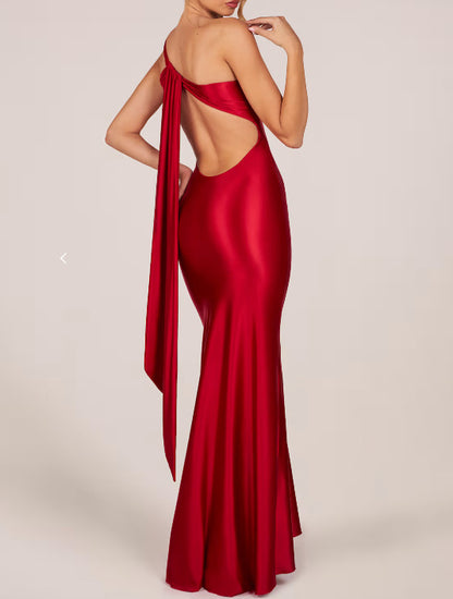 Hip-hugging evening gown