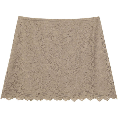 Hip-hugging skirt