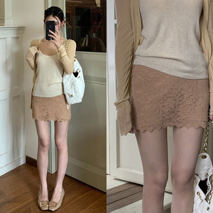 Hip-hugging skirt