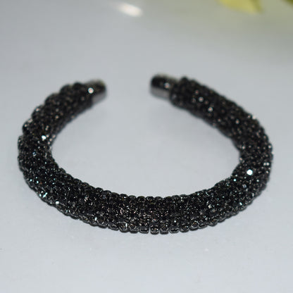 Holding necklace set