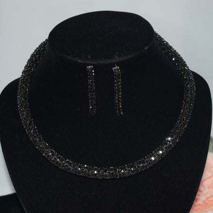 Holding necklace set