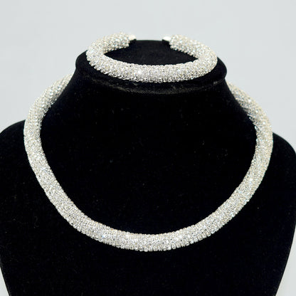 Holding necklace set