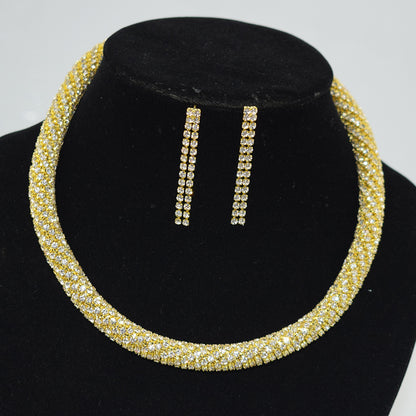 Holding necklace set