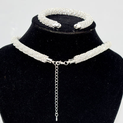 Holding necklace set
