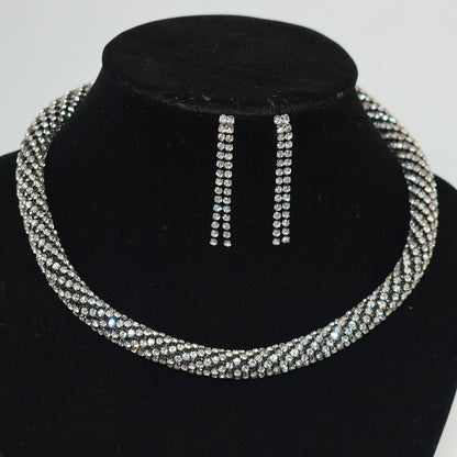 Holding necklace set