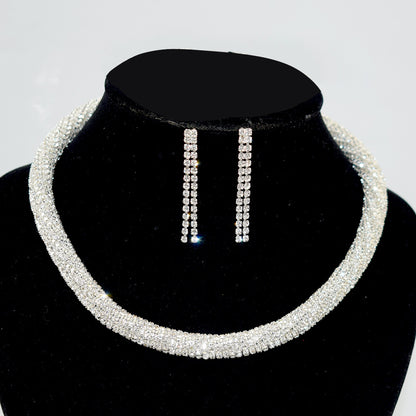 Holding necklace set