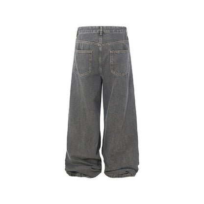 Hole-damaged jeans are loose.