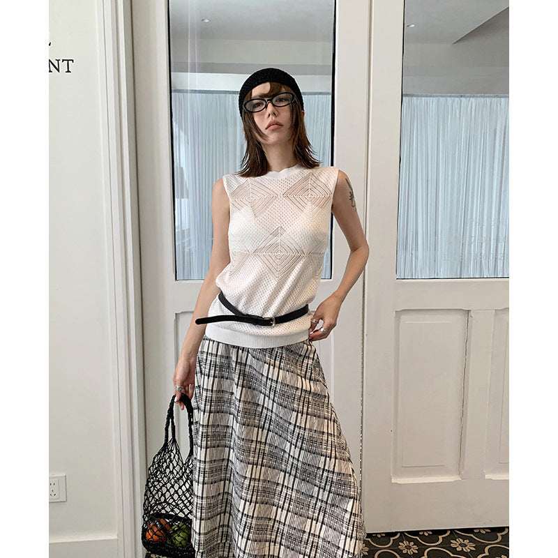 Hollow-out knit sleeveless vest