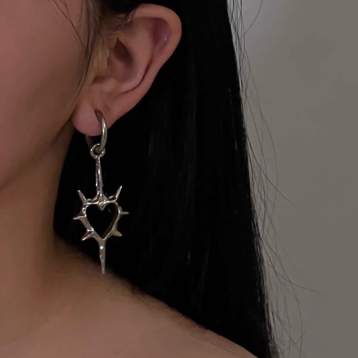 Hollow Thorn Heart Earrings Light Luxury Lovers Design