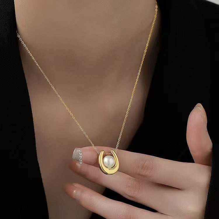Horseshoe U-Shaped Pearl Pendant Necklace