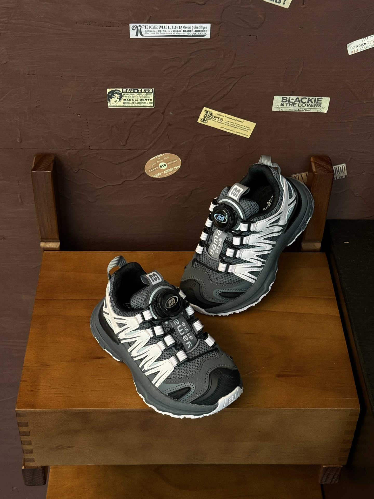 Kids Rotating Buckle Sports Shoes for Hiking Running