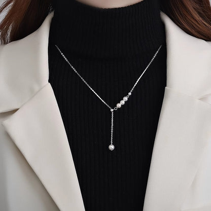Knitted pearl necklace