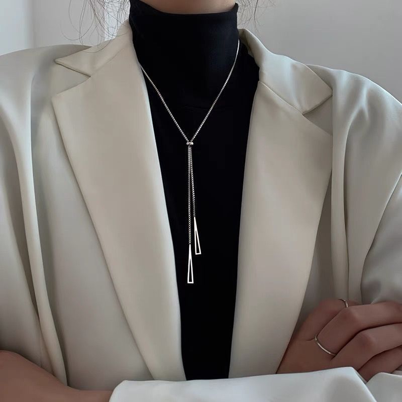 Knitted pearl necklace