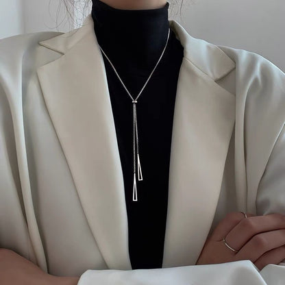 Knitted pearl necklace