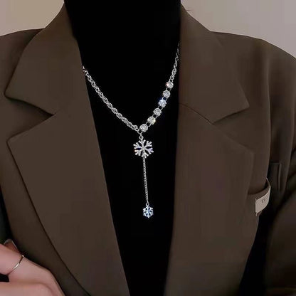 Knitted pearl necklace
