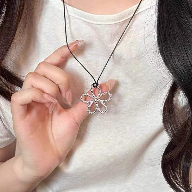 Knitted pearl necklace
